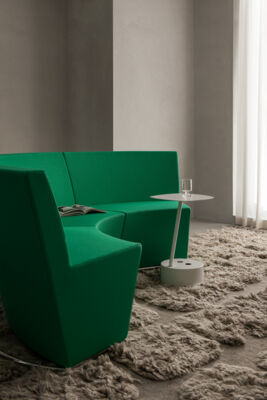 Lammhults_AreaRadius_modularseating_green_AddCableTable_white_e01_1.jpg