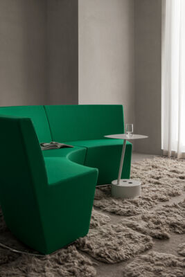 Lammhults_AreaRadius_modularsofa_green_AddCableTable_white_e01_1.jpg