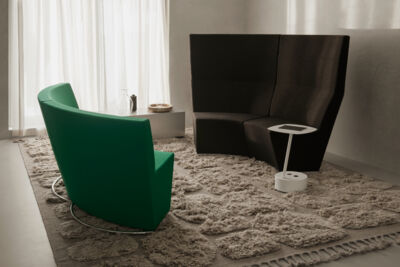 Lammhults_AreaRadius_modularsofas_green_darkbrown_AddCableTable_white_e02_1.jpg